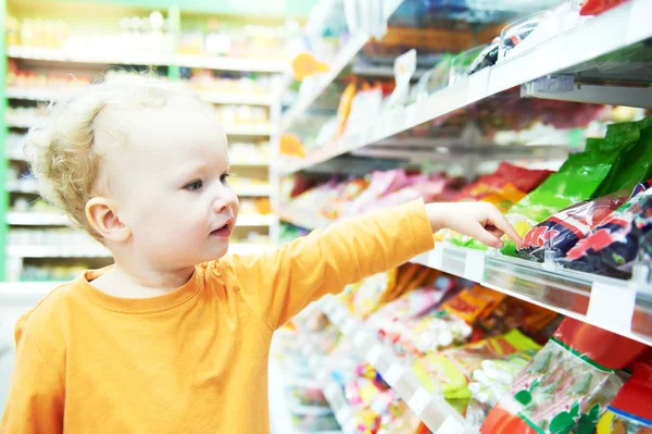 Kind maken voedsel winkelen bij de supermarkt — Stockfoto