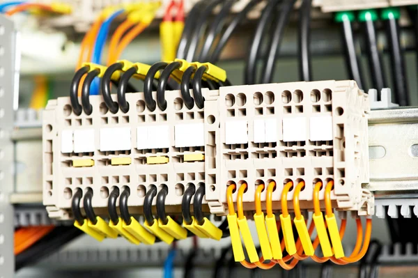 Cajas de fusibles eléctricas e interruptores de líneas eléctricas —  Fotos de Stock