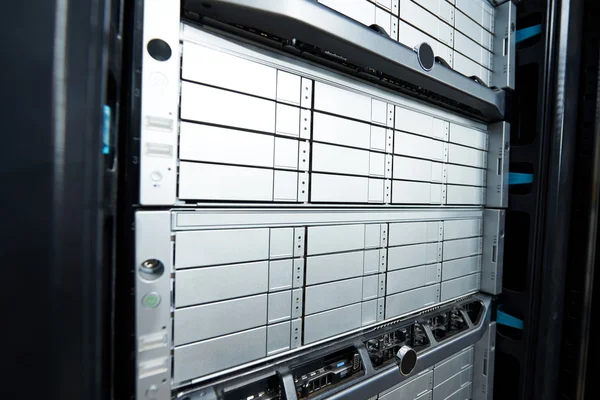 데이터 센터에서 하드 드라이브의 배열 — 스톡 사진