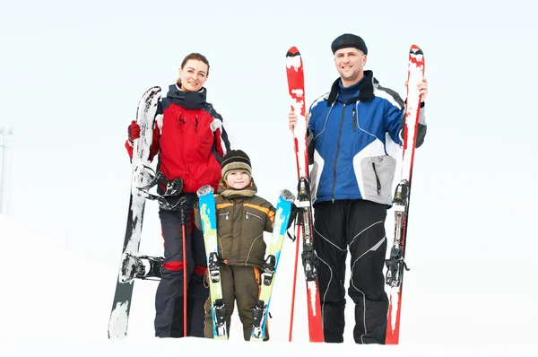 Família desportiva com esquis no inverno — Fotografia de Stock