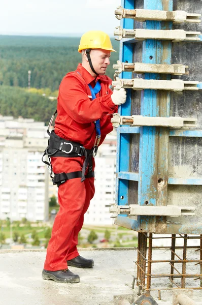 Arbeiter montieren auf Baustelle — Stockfoto