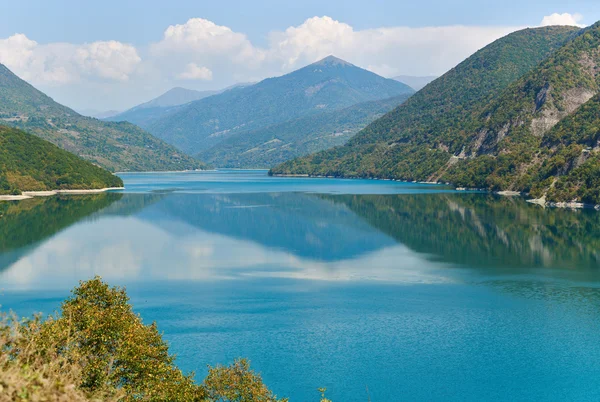 Landscape with mountains and river — Stock Photo, Image