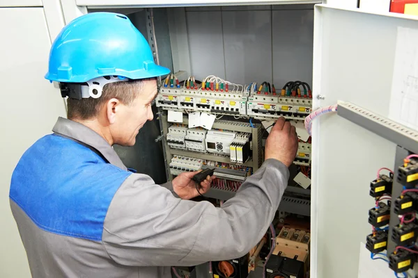 Elektriker bei der Arbeit — Stockfoto