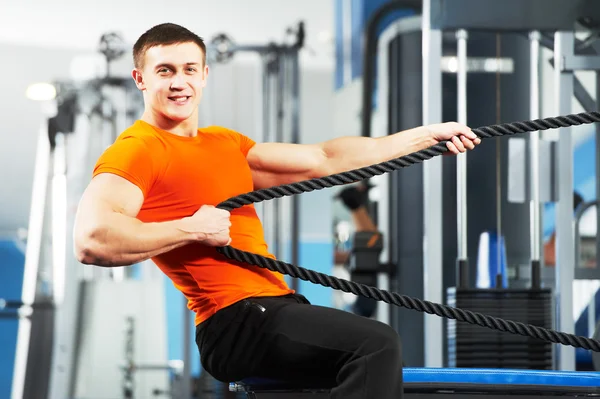 Bodybuilder man doen oefeningen in fitnessclub — Stockfoto