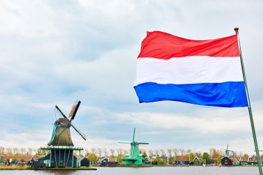 Hollanda bayrağı ve yel değirmeni kanal