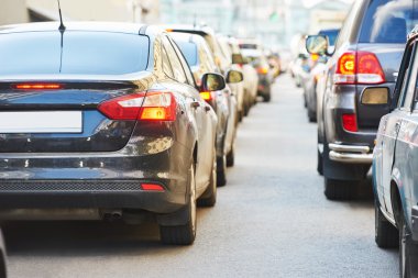 Kentsel trafik sıkışıklığı içinde bir şehir sokak yol