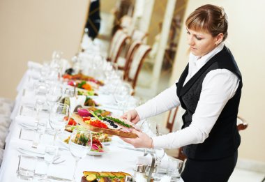 iş bir restoranda yemek, Garson