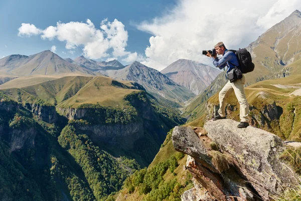 Fotógrafo profissional na montanha — Fotografia de Stock