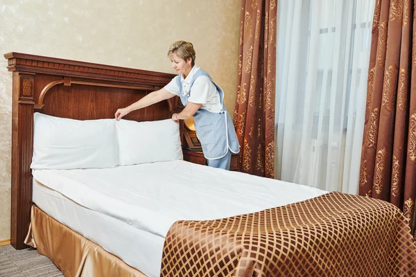 Zimmermädchen beim Hotelservice — Stockfoto