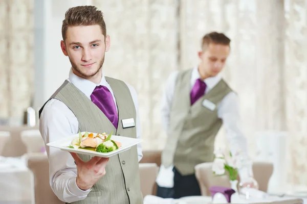 Servitören man i restaurangen — Stockfoto