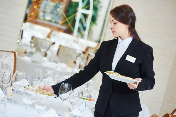 女服务员服务宴会桌 — 图库照片