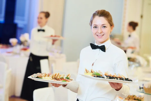 Camarera mujer en restaurante —  Fotos de Stock