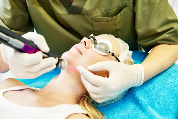 Procedura di cosmetologia laser per la cura della pelle — Foto Stock