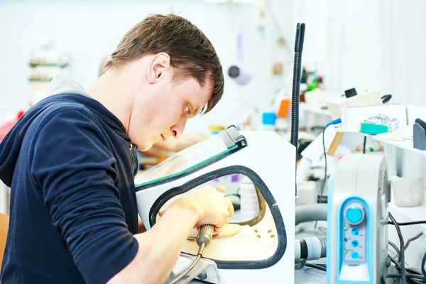 Technicien dentaire travaillant avec des prothèses dentaires — Photo