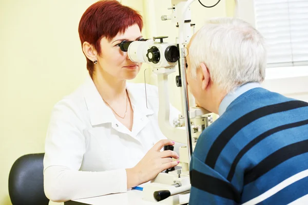 Oftalmologista ou optometrista no trabalho — Fotografia de Stock