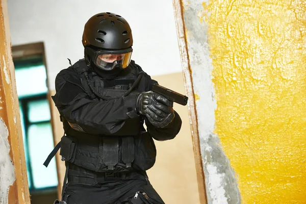 Soldado de las fuerzas especiales armado con pistola listo para atacar — Foto de Stock