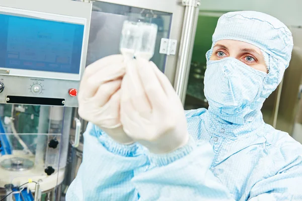 Trabalhador da fábrica operando produção segurando garrafas — Fotografia de Stock