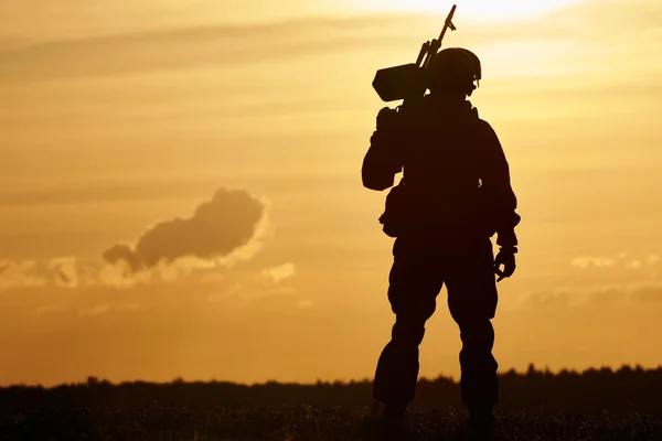 Military soldier silhouette with machine gun — Stock Photo, Image