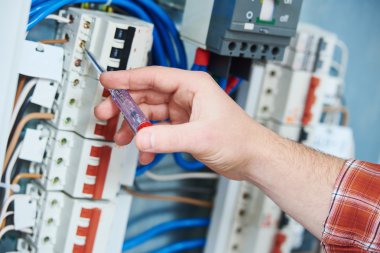 Elektrikçi el ile test voltajı tornavida