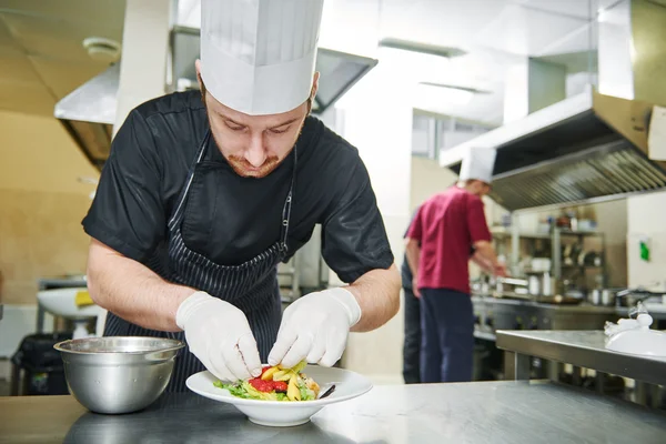 Manliga cook dekorera skålen — Stockfoto