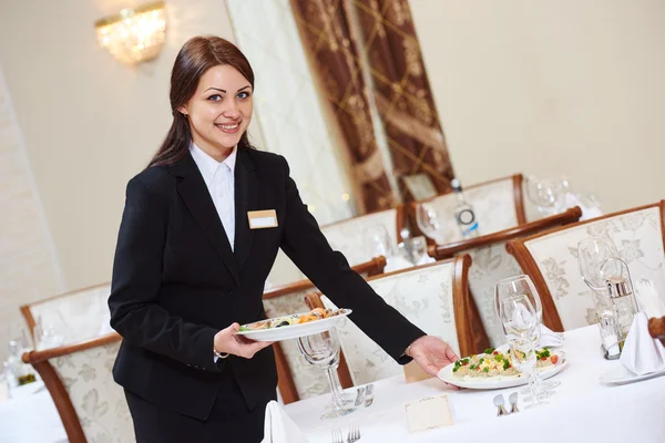 Kelnerka porcja konferencyjne tabeli — Zdjęcie stockowe