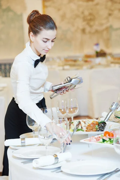 Garçonete mulher no restaurante — Fotografia de Stock