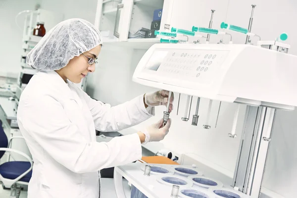 Investigador farmacéutico haciendo prueba de disolución — Foto de Stock