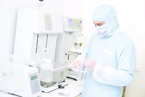 Farmaceutische onderzoeker met brosheid en schuren tester in laboratorium — Stockfoto