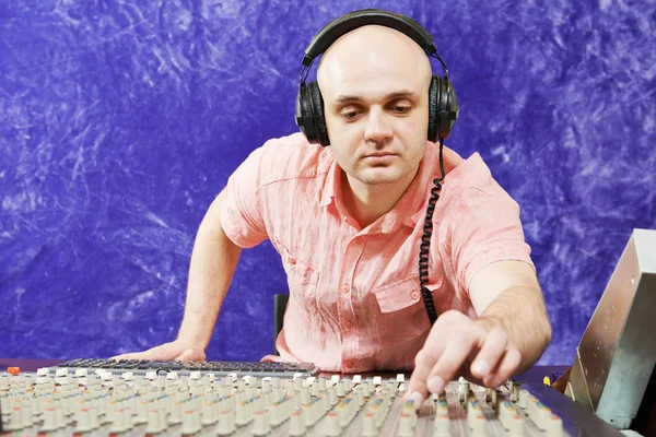 Ingegnere del suono lavora con mixer musicale professionale — Foto Stock