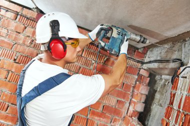 İnşaat işçisi matkap perforator ile