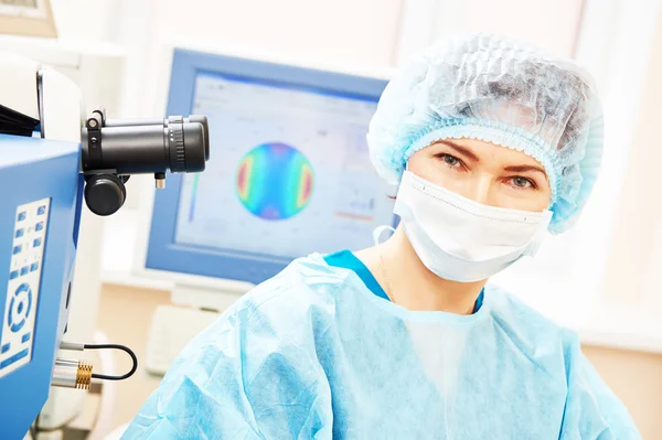 Cirurgiã ocular feminina na sala de operação — Fotografia de Stock