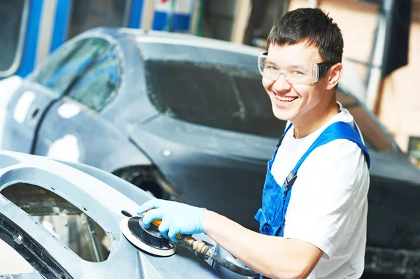 Coche mecánico trabajador pulido parachoques coche — Foto de Stock