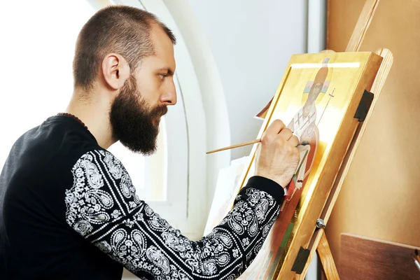 Homem pintor religioso pinta um novo ícone — Fotografia de Stock