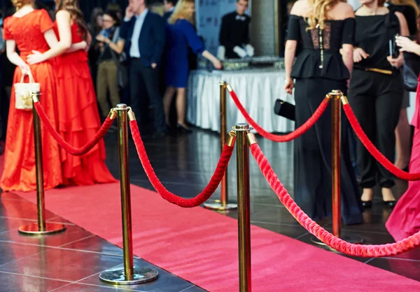 Red carpet ingang met staander en touwen — Stockfoto