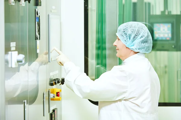 Trabajador de fábrica farmacéutica —  Fotos de Stock