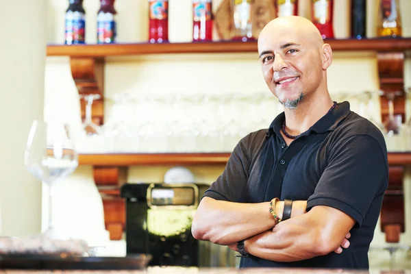 Sommelier barman bij bar — Stockfoto