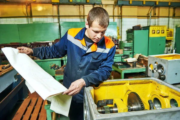 Trabalhador industrial montando a caixa de engrenagem de redução — Fotografia de Stock