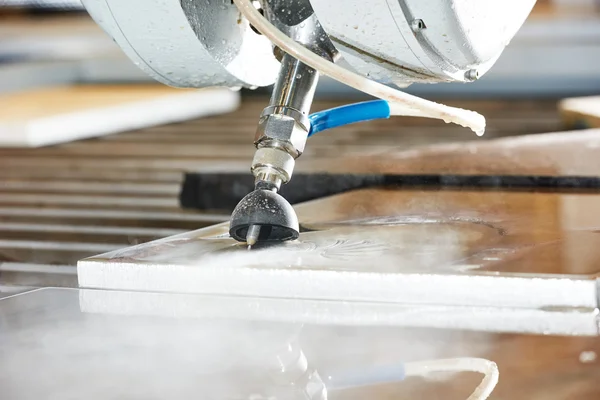 För metallbearbetning skärning med vattenstråle — Stockfoto
