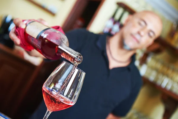 Sommelier schenkt Wein ein — Stockfoto