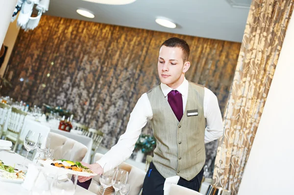 Camarero sirviendo mesa de banquete — Foto de Stock