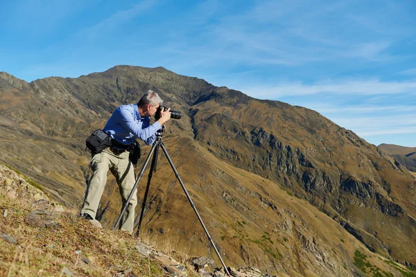 Professionele fotograaf bij mountain — Stockfoto