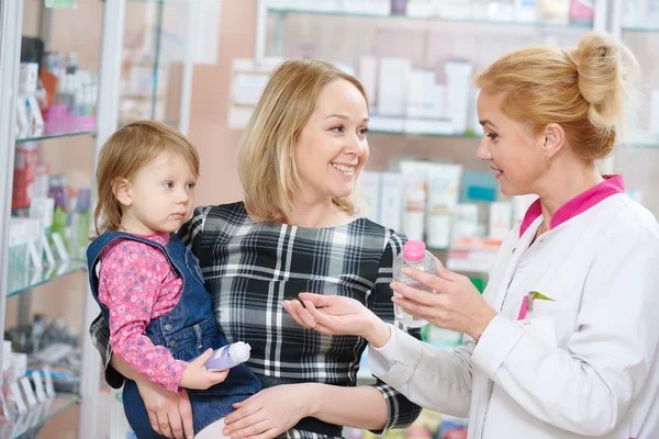 Family in drug store — Stock Photo, Image