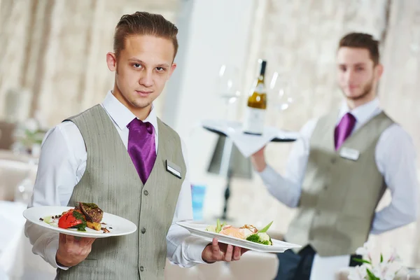 Servitörer personal i restaurang — Stockfoto