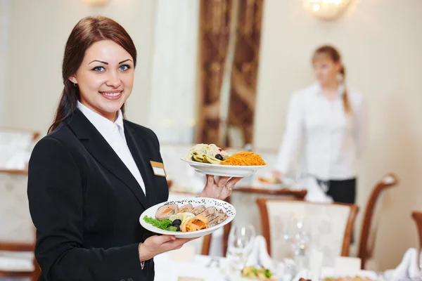 Официантка, обслуживающая банкетный стол — стоковое фото