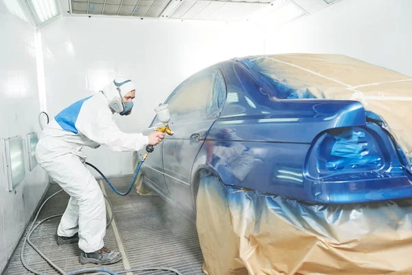 Trabajador pintura auto coche cuerpo — Foto de Stock