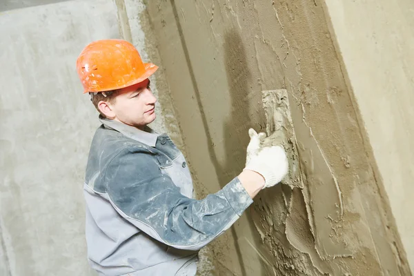 Stukadoor op het werk met muur — Stockfoto