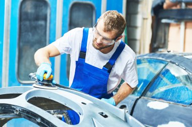 çarpışan araba parlatma otomotiv makinist işçisi