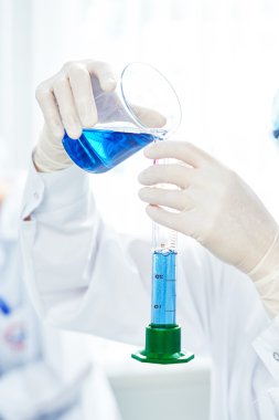 Kadın tıbbi bilimsel araştırmacı şişesi holding