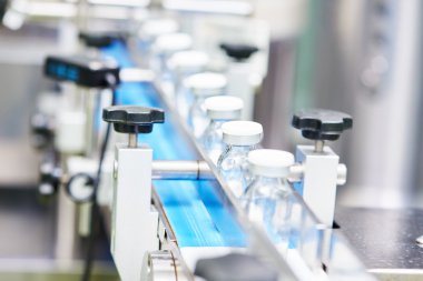 cam şişeler ampul ile makine konveyör