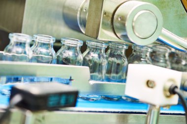 cam şişeler ampul ile makine konveyör